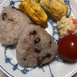 赤飯梅おむすびと卵焼き、ポテサラで朝ごはん